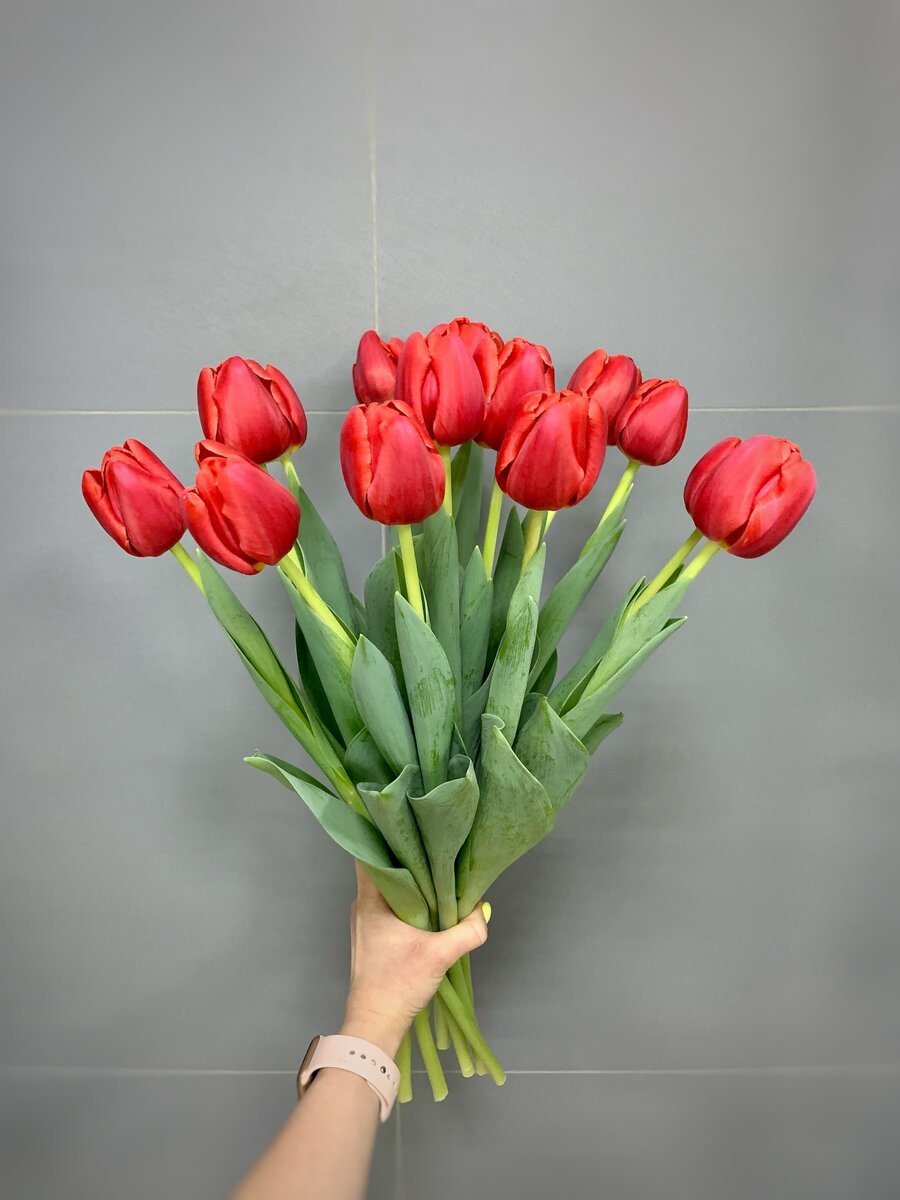 Букет красных тюльпанов